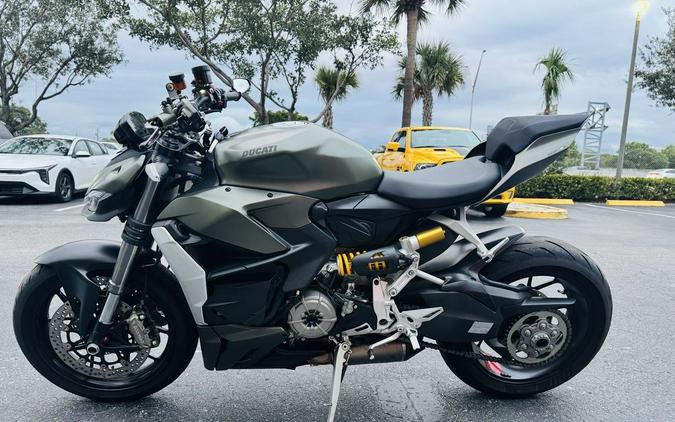 2023 Ducati Streetfighter V2 Storm Green