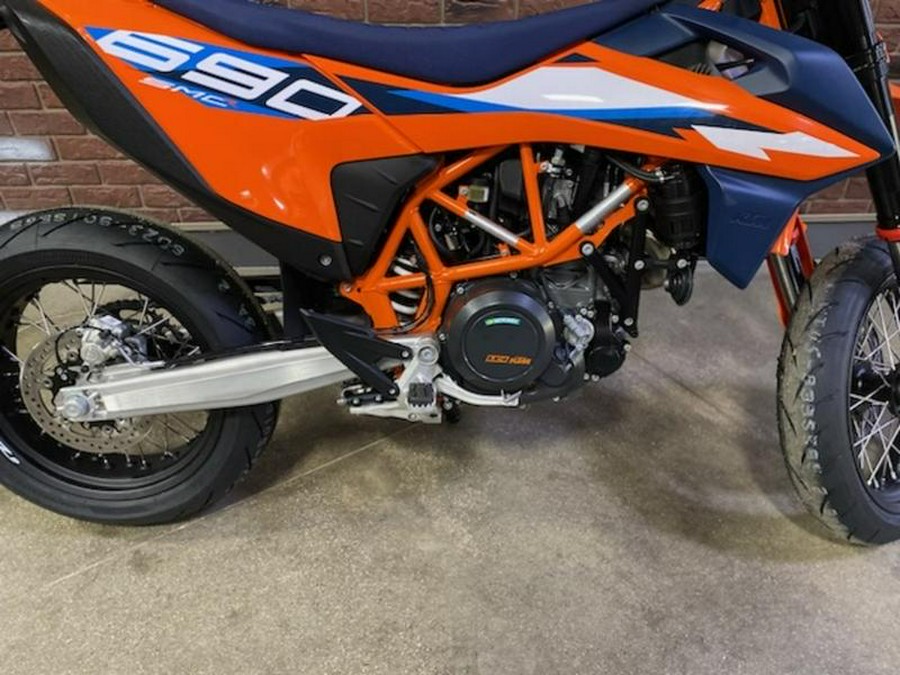 2024 KTM 690 SMC R