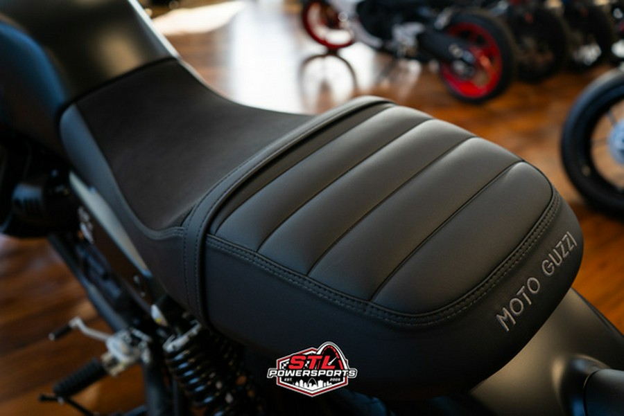 2026 Moto Guzzi V7 Stone - NERO RUVIDO