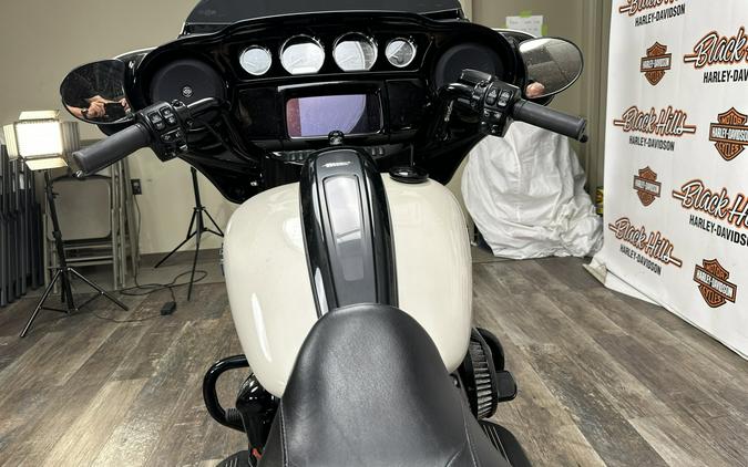 2022 Harley-Davidson® Street Glide® Special White Sand Pearl