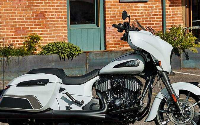 2024 Indian Motorcycle® Chieftain® Dark Horse® w/Powerband Audio Pkg Ghost White Metallic Smoke wit