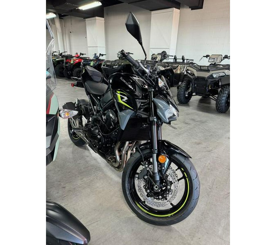 2024 Kawasaki Z900 ABS Metallic Spark Black/Metallic Matte Dark Gray