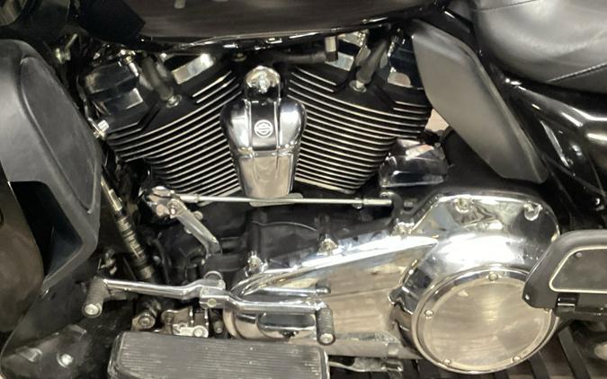 2017 Harley-Davidson® Road Glide® Ultra Two-Tone Black Hills Gold/Black Quartz