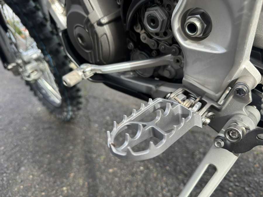 2026 Triumph TF 250 - C - JET BLACK - PURE WHITE