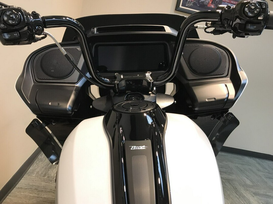 2025 Harley-Davidson Road Glide® White Onyx Pearl - Black Finish FLTRX