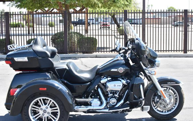 2024 Harley-Davidson Tri Glide Ultra Vivid Black FLHTCUTG