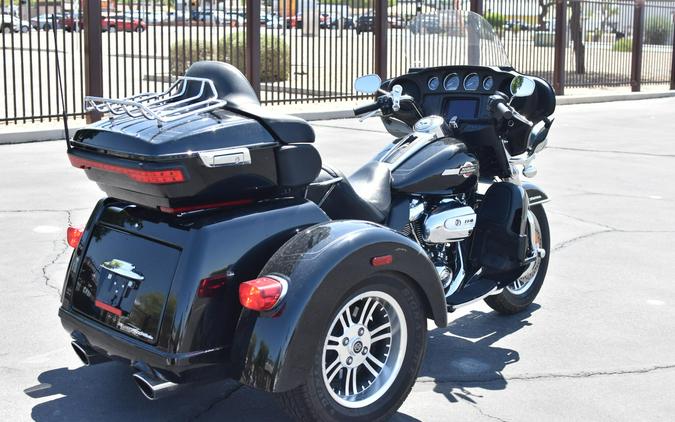2024 Harley-Davidson Tri Glide Ultra Vivid Black FLHTCUTG
