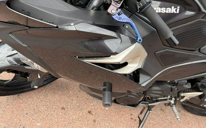 2022 Kawasaki Ninja 400 ABS Metallic Carbon GrayMetallic Flat Spark Black