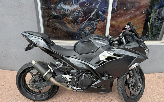 2022 Kawasaki Ninja 400 ABS Metallic Carbon GrayMetallic Flat Spark Black