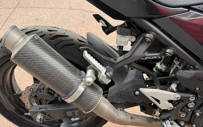 2022 Kawasaki Ninja 400 ABS Metallic Carbon GrayMetallic Flat Spark Black