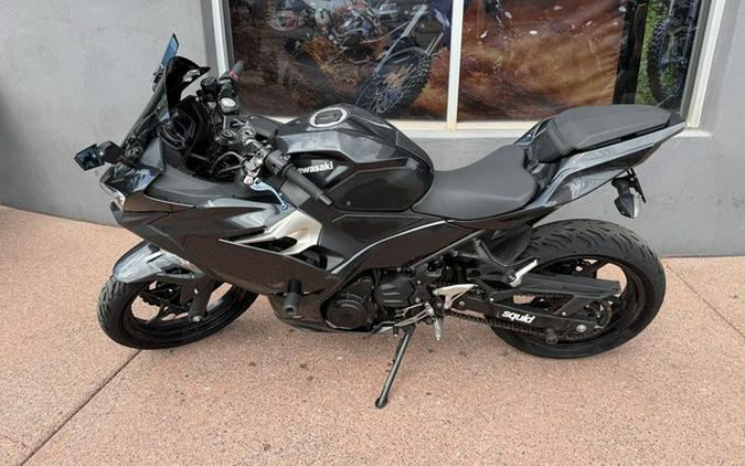 2022 Kawasaki Ninja 400 ABS Metallic Carbon GrayMetallic Flat Spark Black