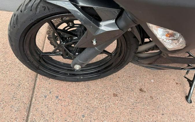 2022 Kawasaki Ninja 400 ABS Metallic Carbon GrayMetallic Flat Spark Black