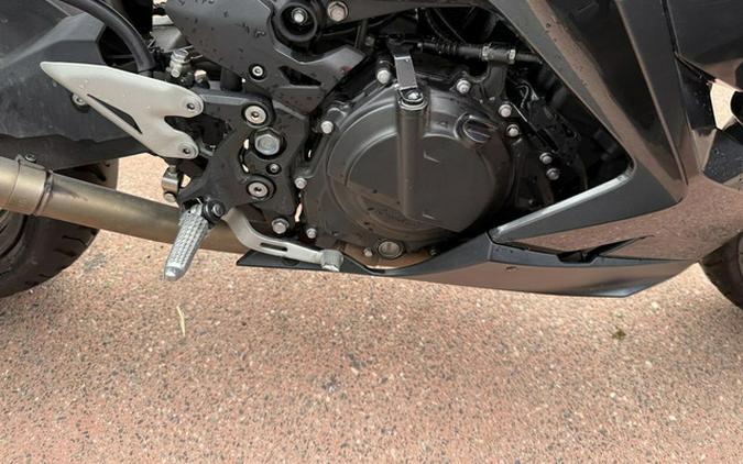 2022 Kawasaki Ninja 400 ABS Metallic Carbon GrayMetallic Flat Spark Black