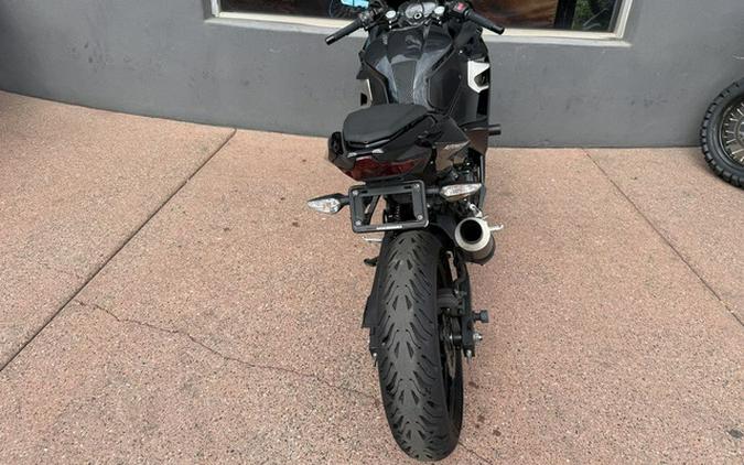 2022 Kawasaki Ninja 400 ABS Metallic Carbon GrayMetallic Flat Spark Black