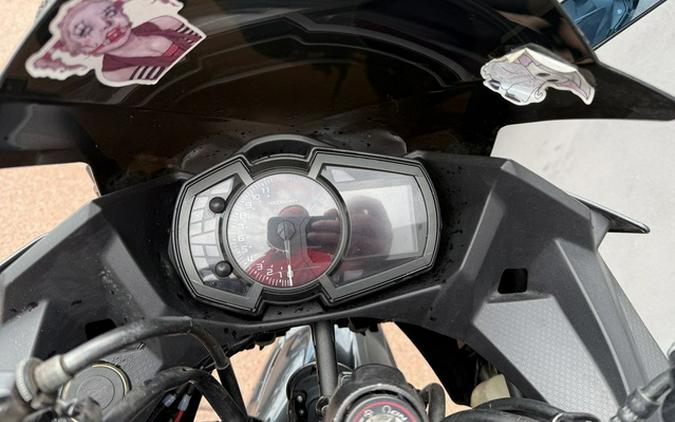 2022 Kawasaki Ninja 400 ABS Metallic Carbon GrayMetallic Flat Spark Black