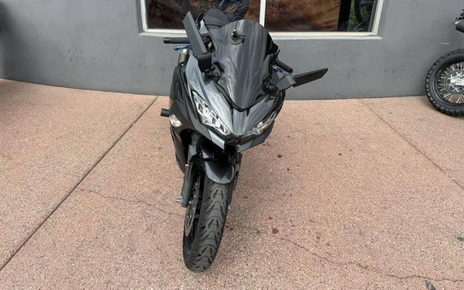 2022 Kawasaki Ninja 400 ABS Metallic Carbon GrayMetallic Flat Spark Black