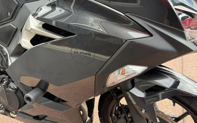 2022 Kawasaki Ninja 400 ABS Metallic Carbon GrayMetallic Flat Spark Black