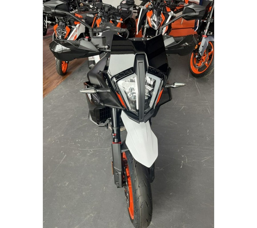2024 KTM SMT 890
