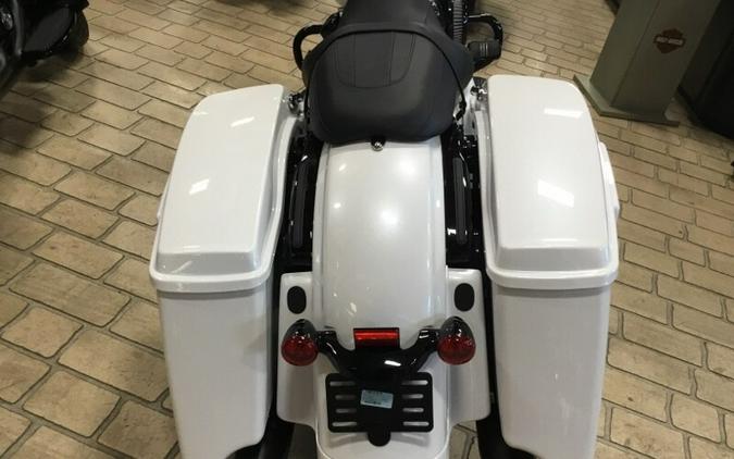 2024 Harley-Davidson® Road King® Special White Onyx Pearl — Black Finish