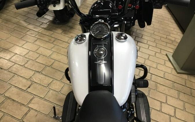 2024 Harley-Davidson® Road King® Special White Onyx Pearl — Black Finish