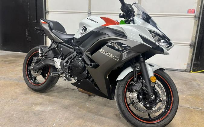 2023 Kawasaki Ninja® 650 Metallic Matte Graphenesteel Gray/Ebony