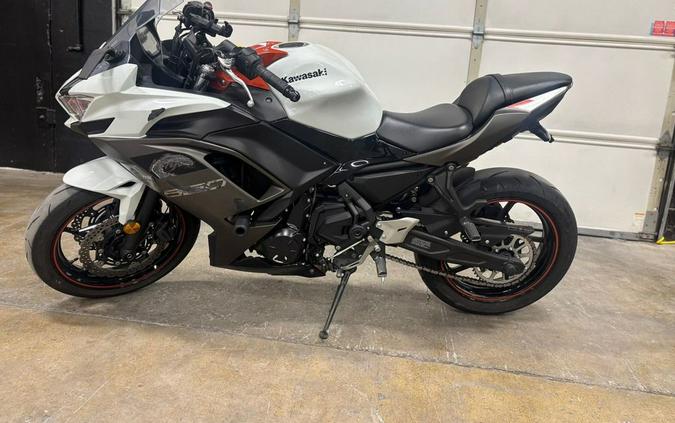 2023 Kawasaki Ninja® 650 Metallic Matte Graphenesteel Gray/Ebony