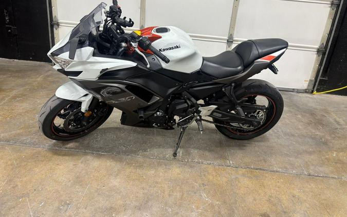 2023 Kawasaki Ninja® 650 Metallic Matte Graphenesteel Gray/Ebony