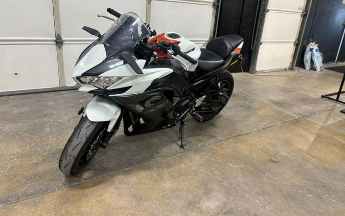 2023 Kawasaki Ninja® 650 Metallic Matte Graphenesteel Gray/Ebony
