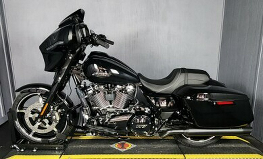 2024Harley-Davidson Street Glide® FLHX VIVID BLACK