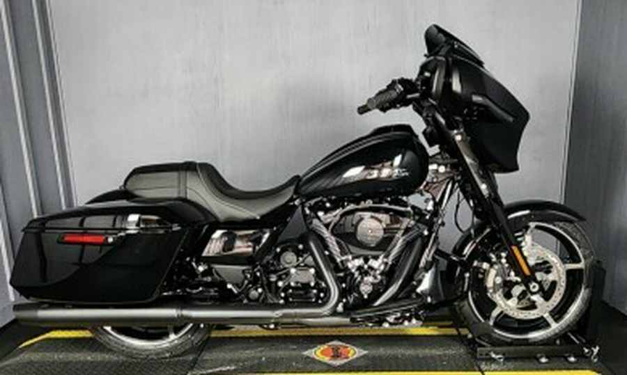 2024Harley-Davidson Street Glide® FLHX VIVID BLACK