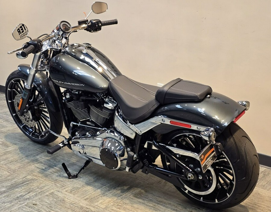 2026 Harley-Davidson® Breakout® Iron Horse Metallic - Chrome FXBR