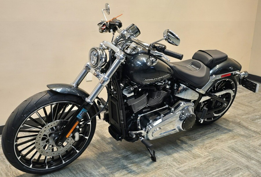 2026 Harley-Davidson® Breakout® Iron Horse Metallic - Chrome FXBR
