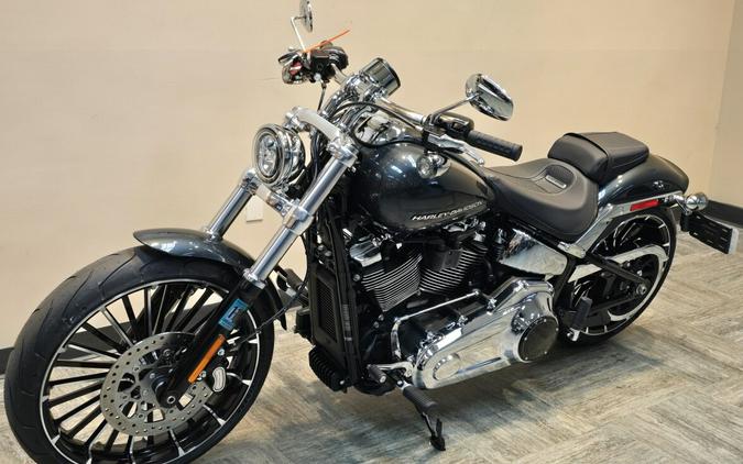 2026 Harley-Davidson® Breakout® Iron Horse Metallic - Chrome FXBR