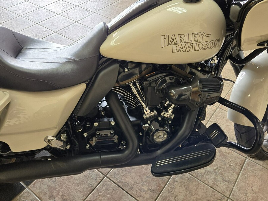 2023 Harley-Davidson® Road Glide® ST White Sand Pearl