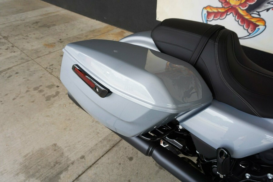 2024 Harley-Davidson Road Glide® Atlas Silver Metallic - Black Finish