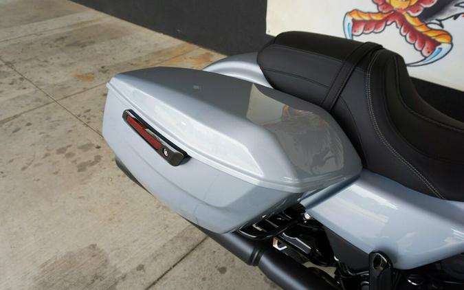 2024 Harley-Davidson Road Glide® Atlas Silver Metallic - Black Finish