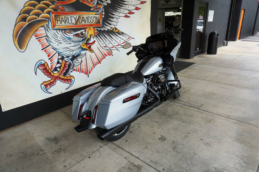 2024 Harley-Davidson Road Glide® Atlas Silver Metallic - Black Finish