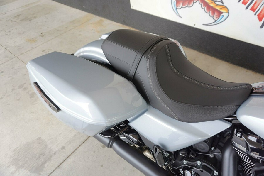 2024 Harley-Davidson Road Glide® Atlas Silver Metallic - Black Finish