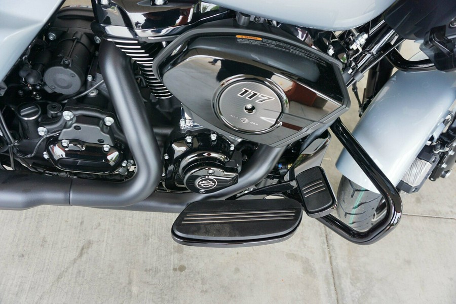 2024 Harley-Davidson Road Glide® Atlas Silver Metallic - Black Finish