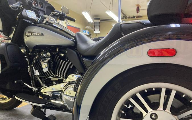 2020 Harley-Davidson® Tri Glide® Ultra Midnight Blue/Barracuda Silver FLHTCUTG