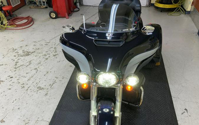2020 Harley-Davidson® Tri Glide® Ultra Midnight Blue/Barracuda Silver FLHTCUTG