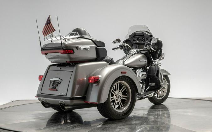 2016 HARLEY-DAVIDSON FLHTCUTG TRI GLIDE ULTRA in Billet Silver
