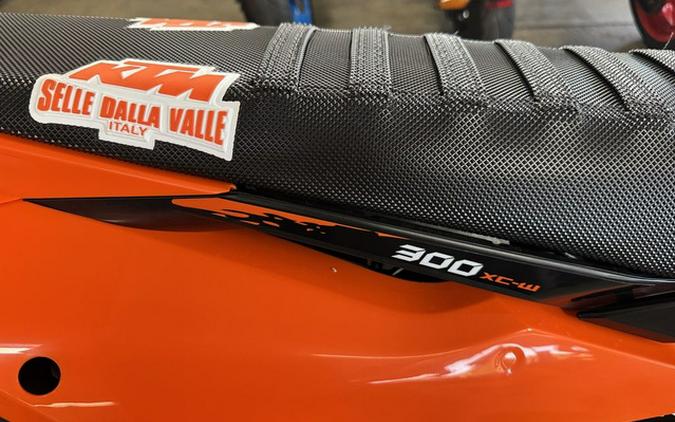 2027 KTM XC 300 W Hardenduro