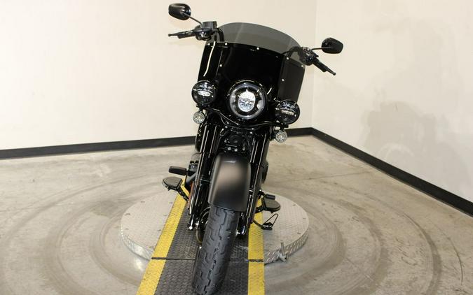 2026 Harley-Davidson® FLHD - Deadwood™