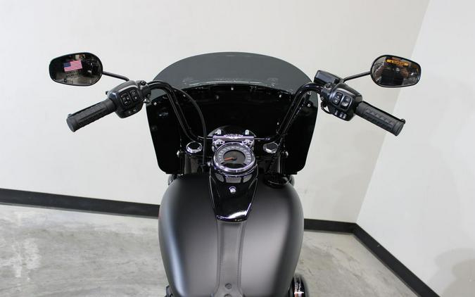 2026 Harley-Davidson® FLHD - Deadwood™