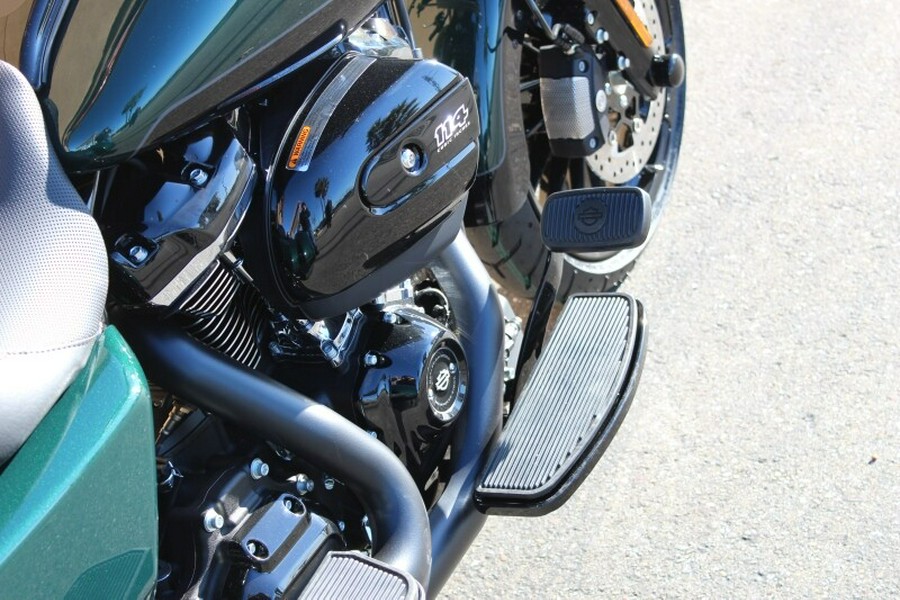 Harley-Davidson® Freewheeler® 2024 ALPINE GRN/BLK W/ PINSTRIPE
