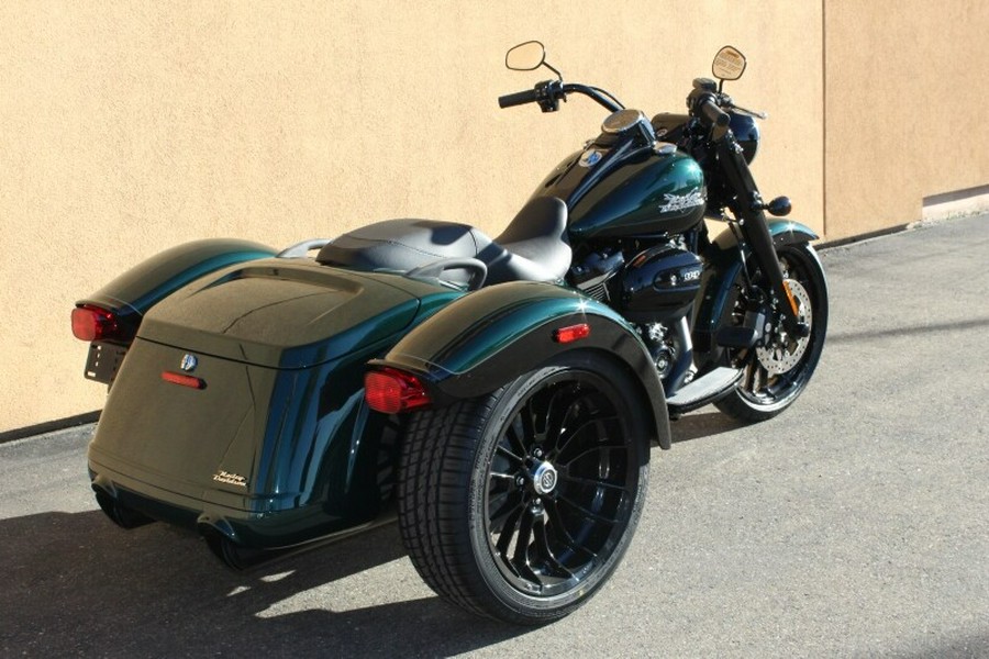 Harley-Davidson® Freewheeler® 2024 ALPINE GRN/BLK W/ PINSTRIPE