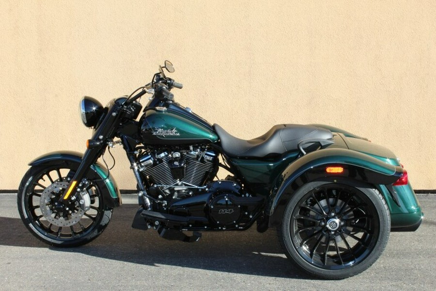 Harley-Davidson® Freewheeler® 2024 ALPINE GRN/BLK W/ PINSTRIPE