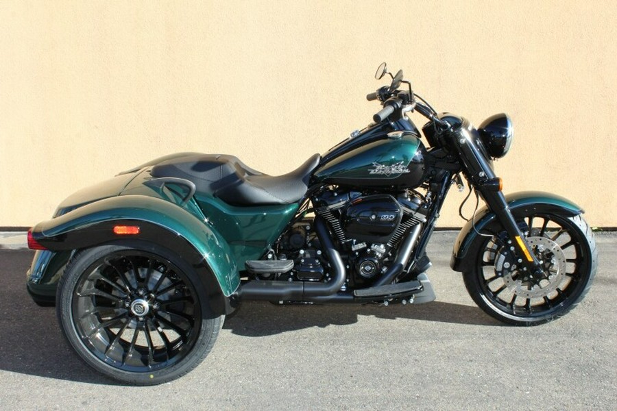 Harley-Davidson® Freewheeler® 2024 ALPINE GRN/BLK W/ PINSTRIPE
