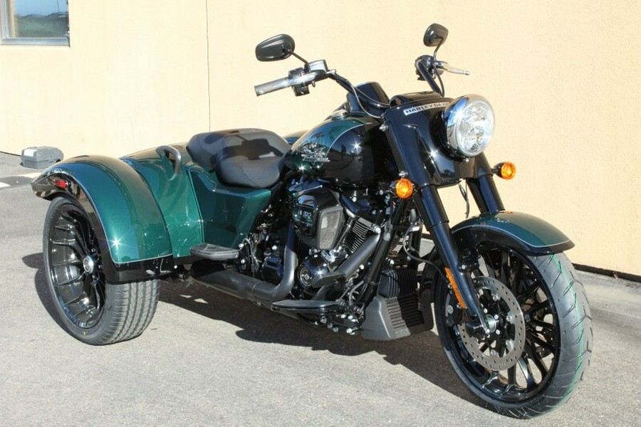 Harley-Davidson® Freewheeler® 2024 ALPINE GRN/BLK W/ PINSTRIPE